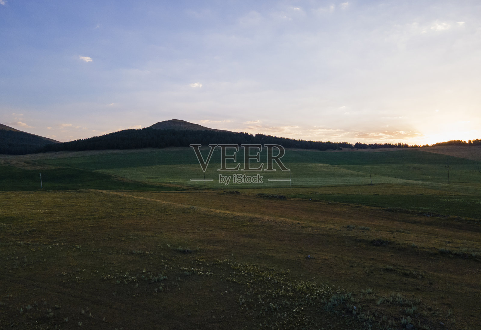 鸟瞰日出时的青山绿野。夏天的风景。照片摄影图片