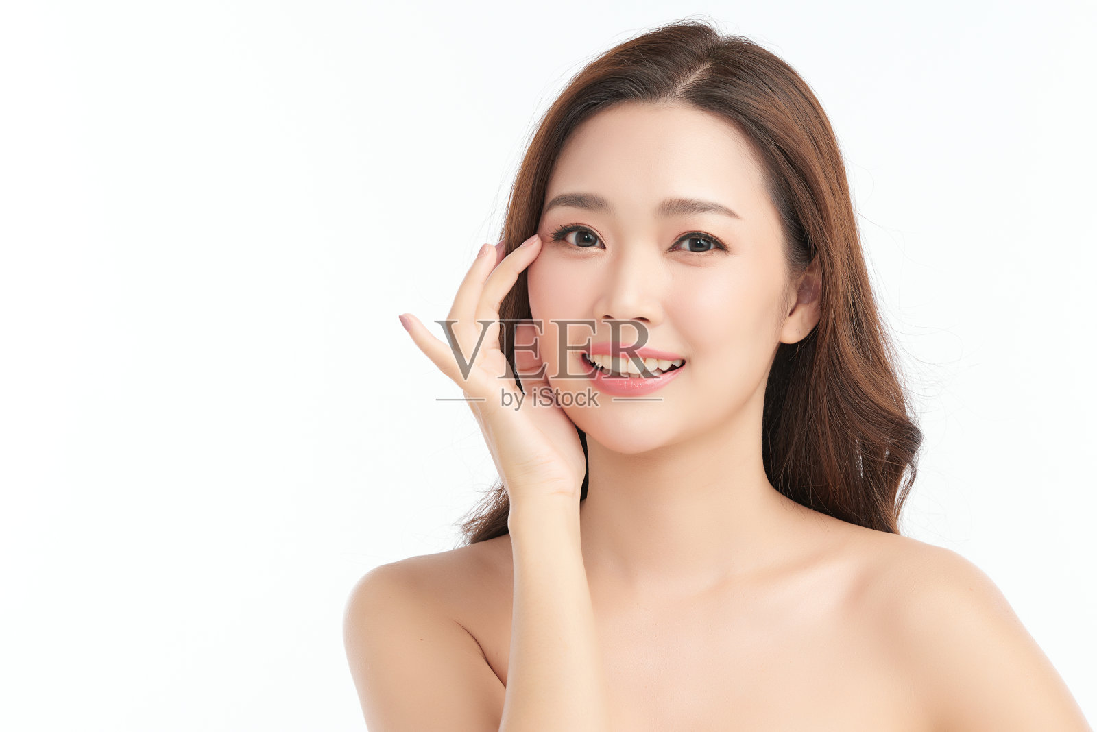 美丽的年轻亚洲女人与干净的新鲜的皮肤在白色的背景，面部护理，面部治疗，美容，美容和水疗，亚洲妇女肖像。照片摄影图片