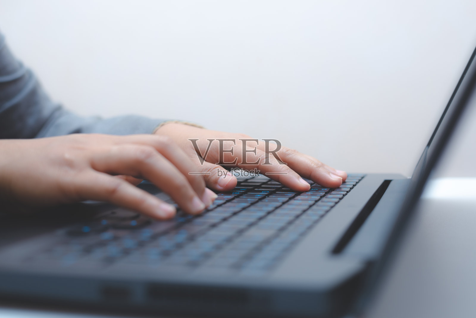 特写商务女性手打字和使用笔记本电脑键盘搜索与技术网络在工作和工作在办公桌上在工作地点或在家里工作。照片摄影图片