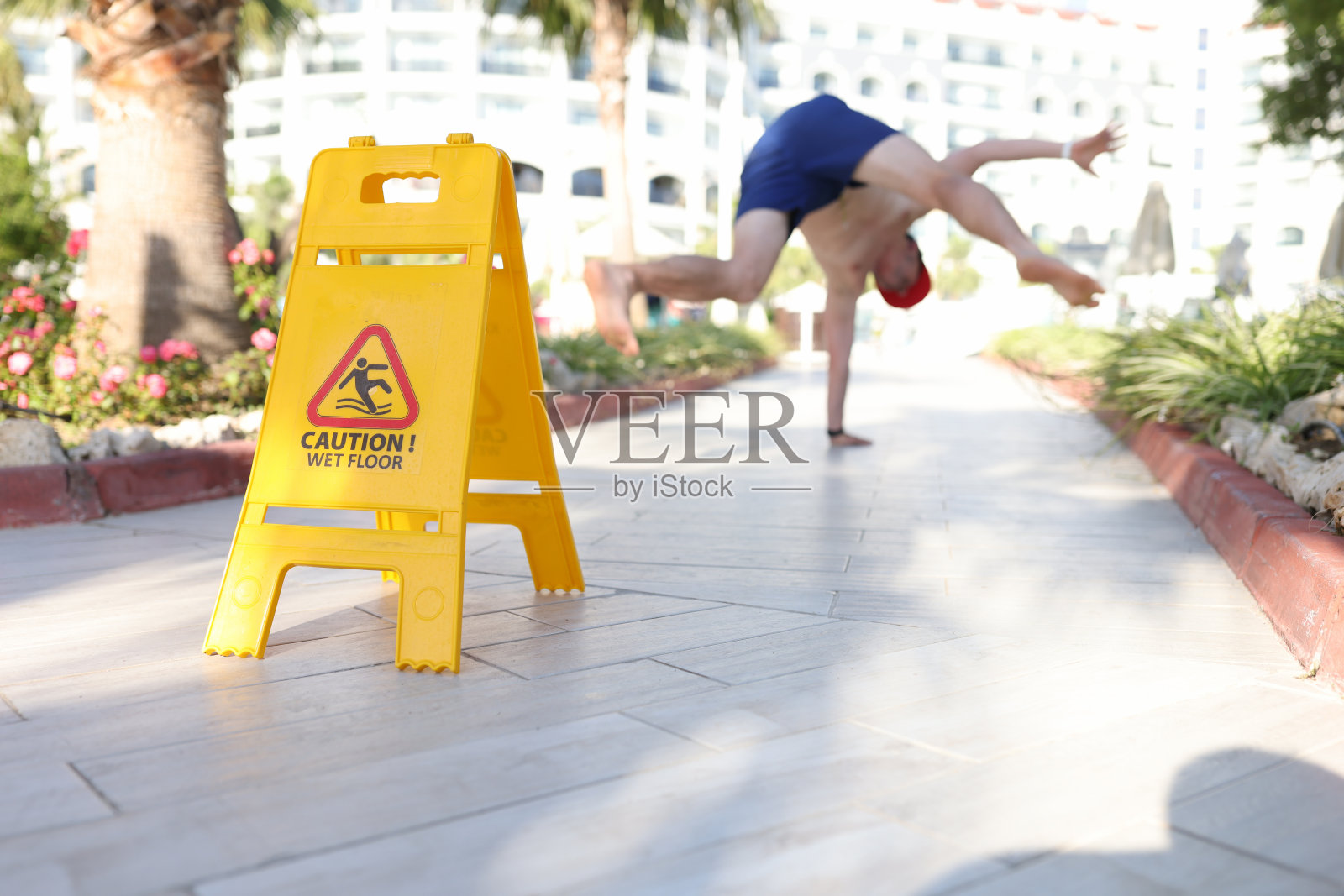 黄色警告:地面潮湿，靠近坠落者特写照片摄影图片