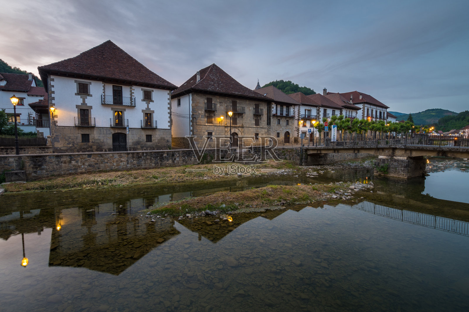 奥萨加比亚是一个位于西班牙比利牛斯山的山城照片摄影图片