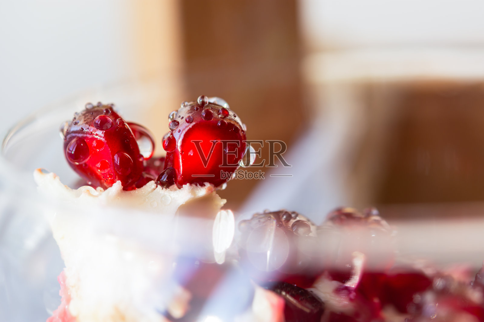 石榴是一种重要的水果。在模糊的背景上，谷物成熟多汁。照片摄影图片