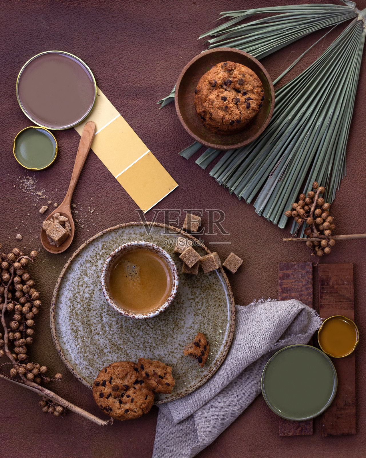 陶瓷盘子里的咖啡和巧克力饼干在一个黑暗的背景俯视图照片摄影图片