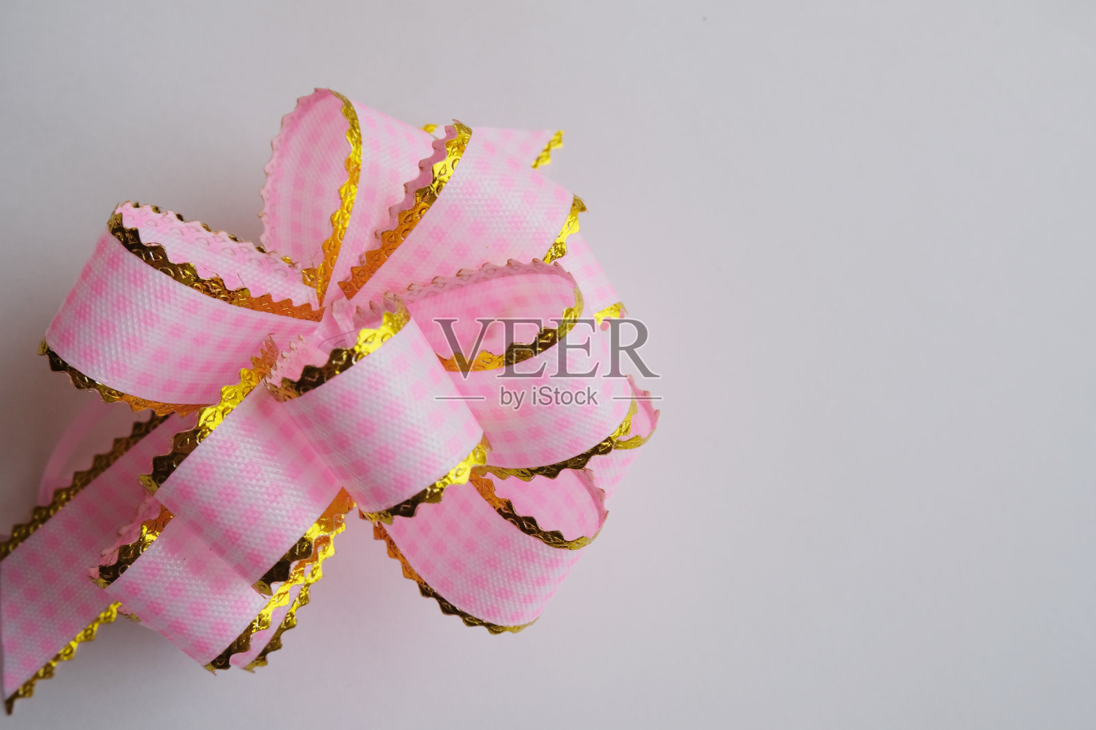 粉红色的蝴蝶结，闪亮的背景。节日的插图。照片摄影图片