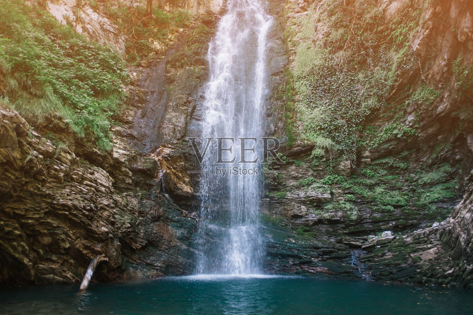 夏日森林中的小瀑布。照片摄影图片