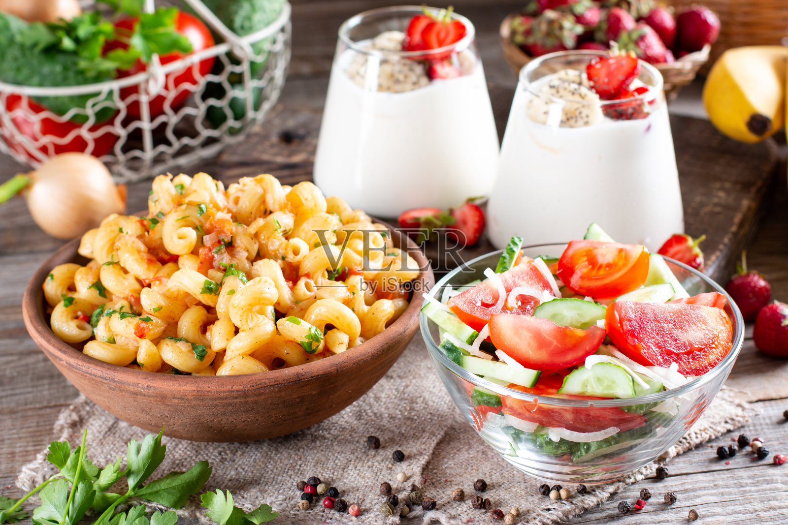 享受你的晚餐。一套美味的三道菜，咖啡厅午餐的全套三道菜照片摄影图片