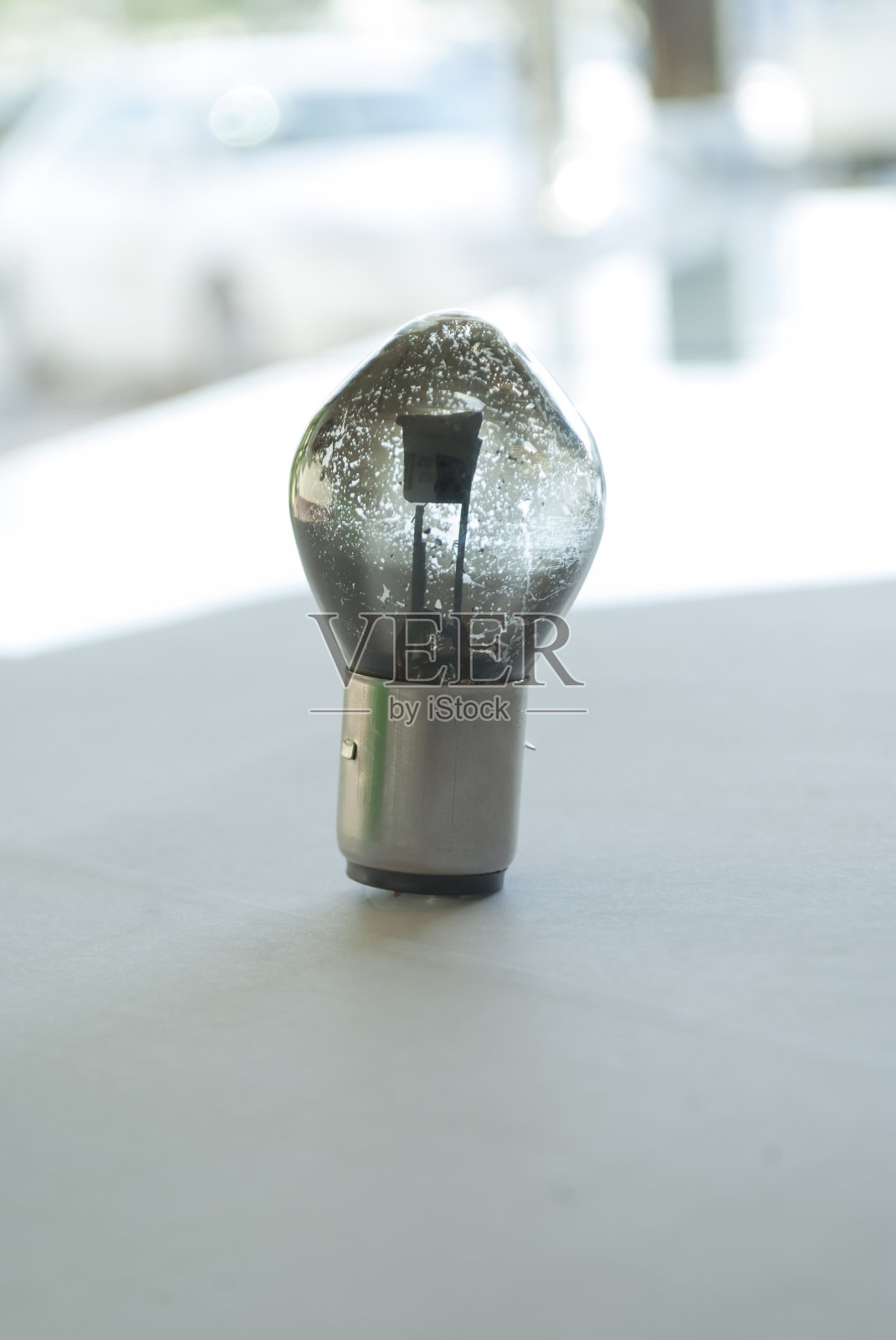 垂直的老旧透明灯泡特写创意照片摄影图片