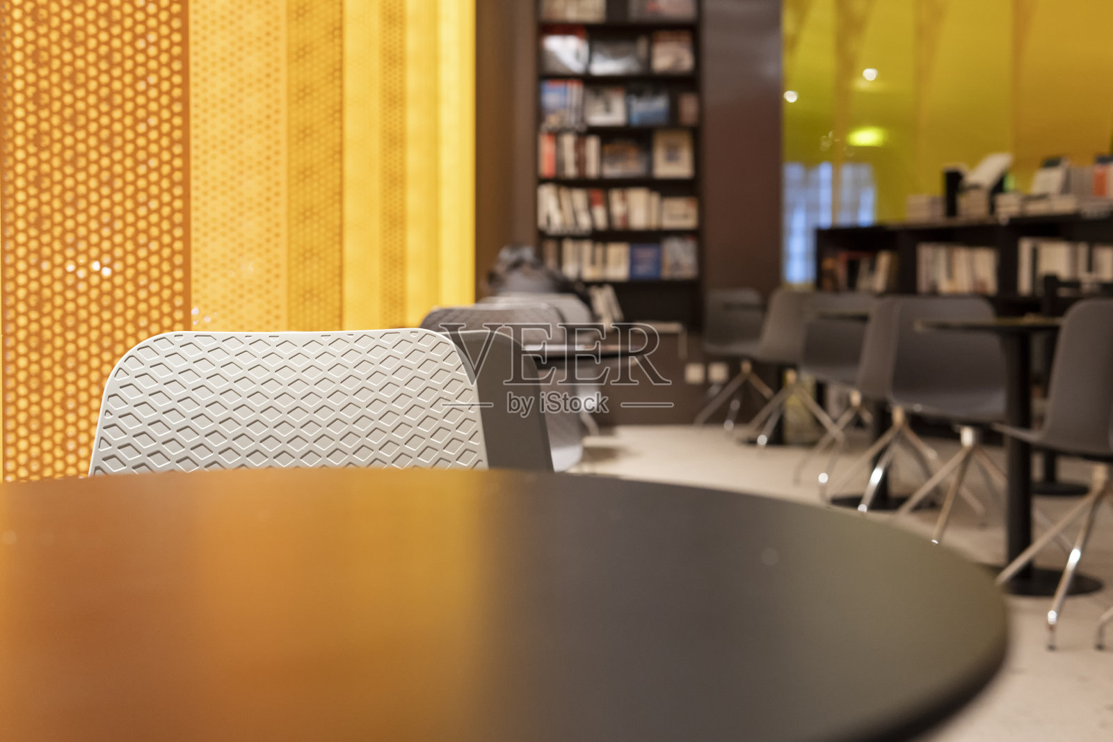 书店里书架旁边的一张书桌照片摄影图片