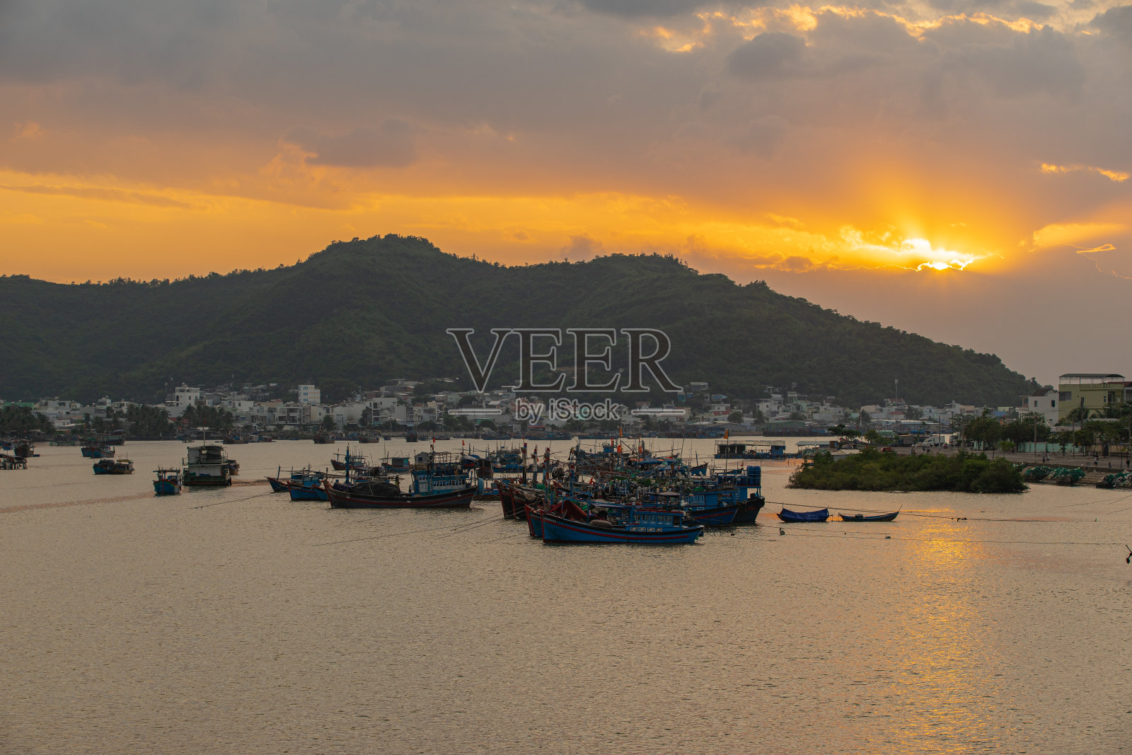 渔船在河上钉钉子照片摄影图片