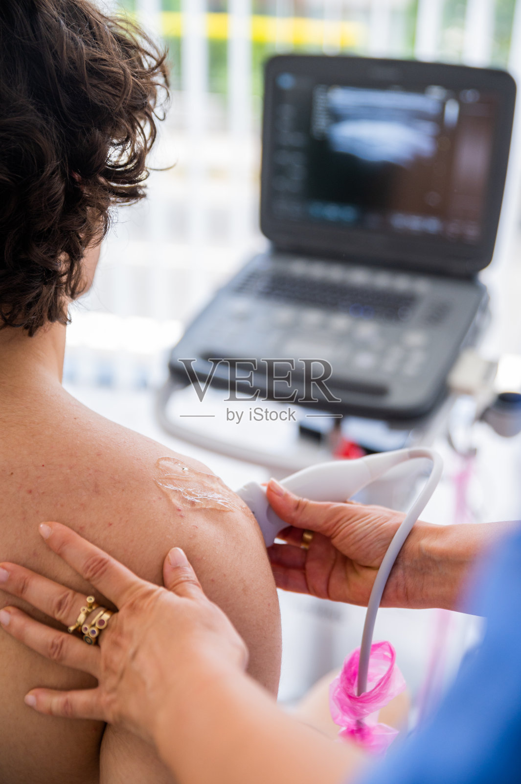 医生对病人的肩部进行超声波检查照片摄影图片