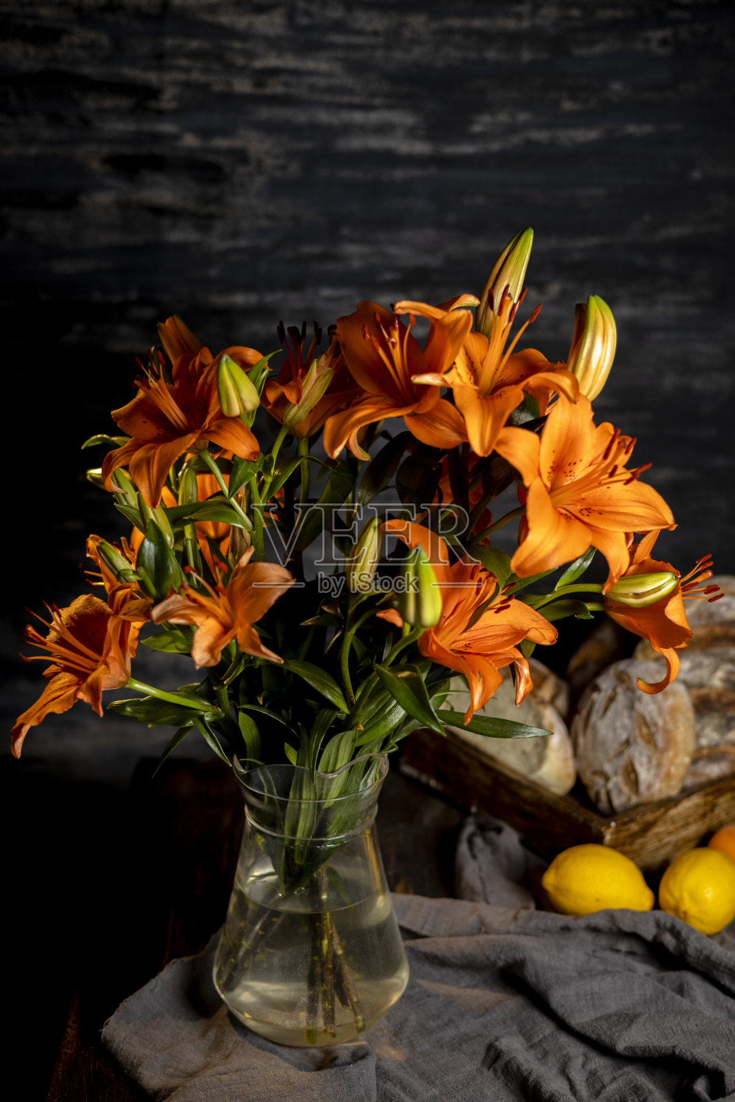 百合花和工匠面包照片摄影图片