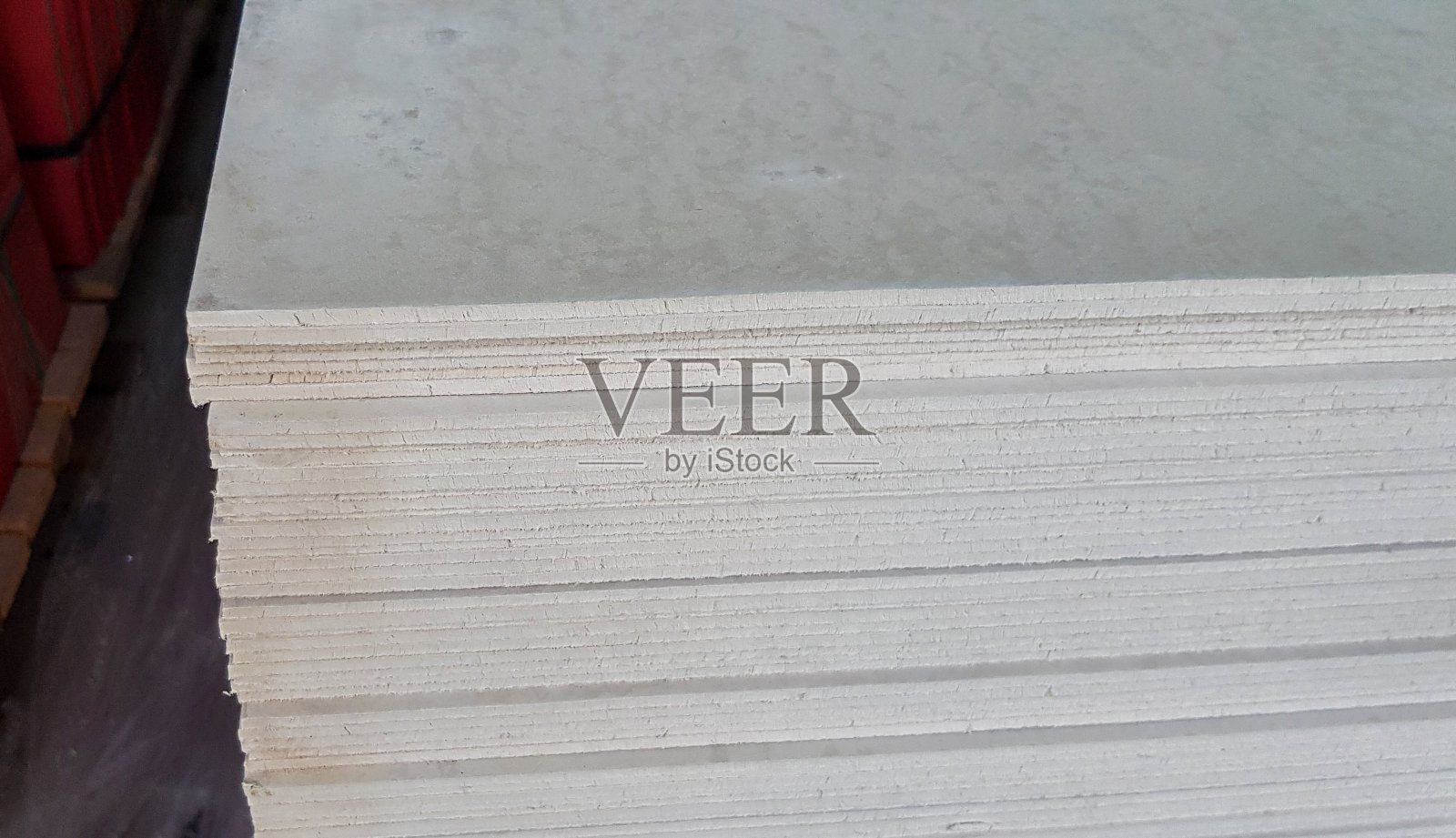 石膏板堆叠。干包。特写镜头照片摄影图片