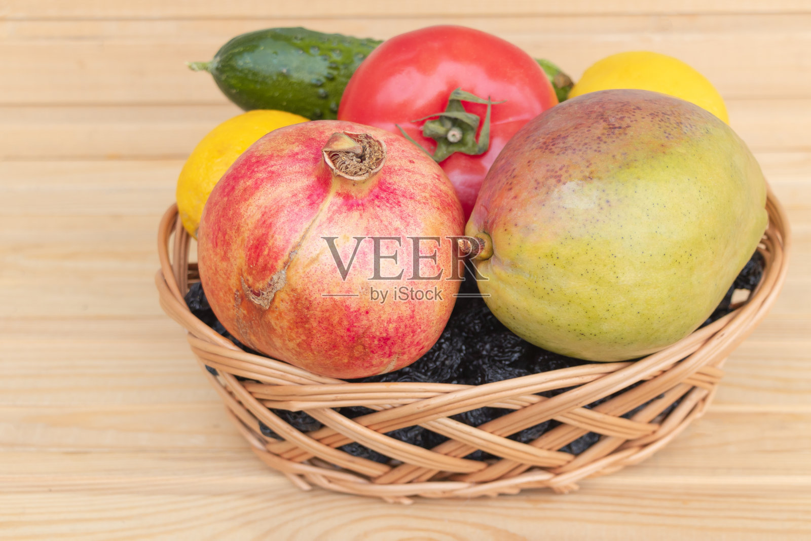 近距离拍摄水果和蔬菜在一个篮子上的桌子照片摄影图片