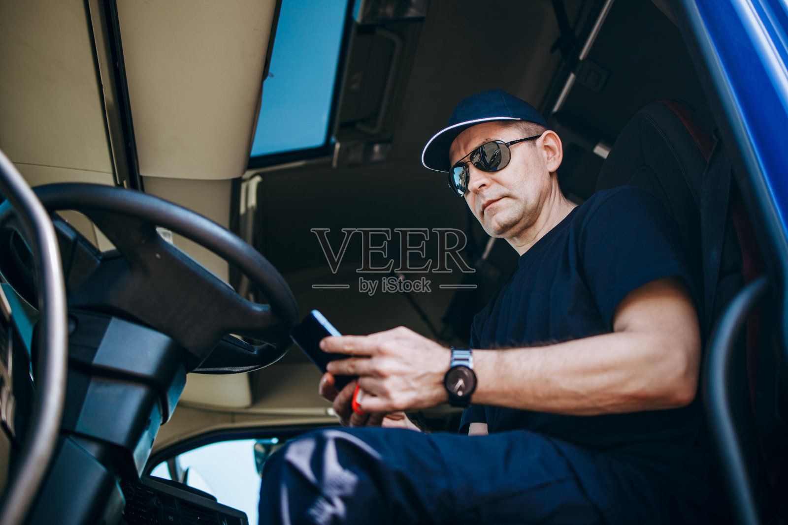 专业卡车司机坐在卡车里照片摄影图片