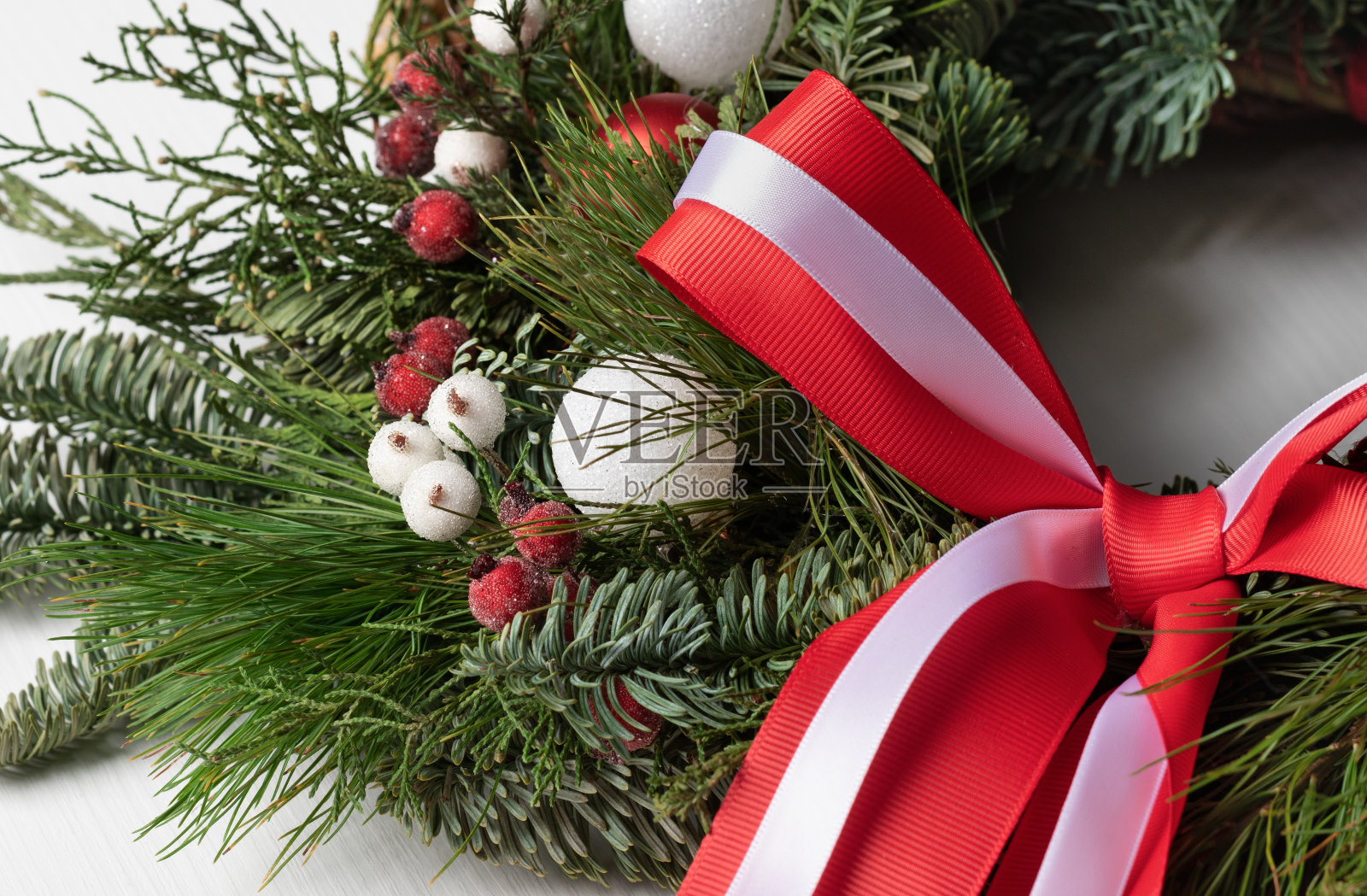 圣诞花环的元素，装饰浆果和红色蝴蝶结照片摄影图片