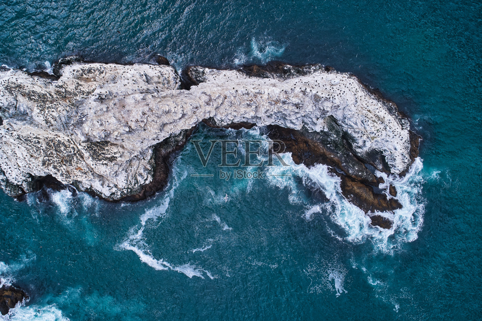 在海里的岩石。无人机垂直拍摄。照片摄影图片