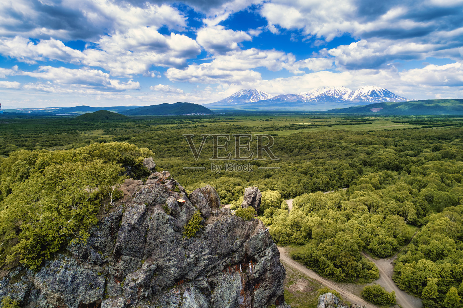 后面广场上的阿瓦钦斯基和科里亚克斯基火山的无人机拍摄的风景如画的岩石照片摄影图片