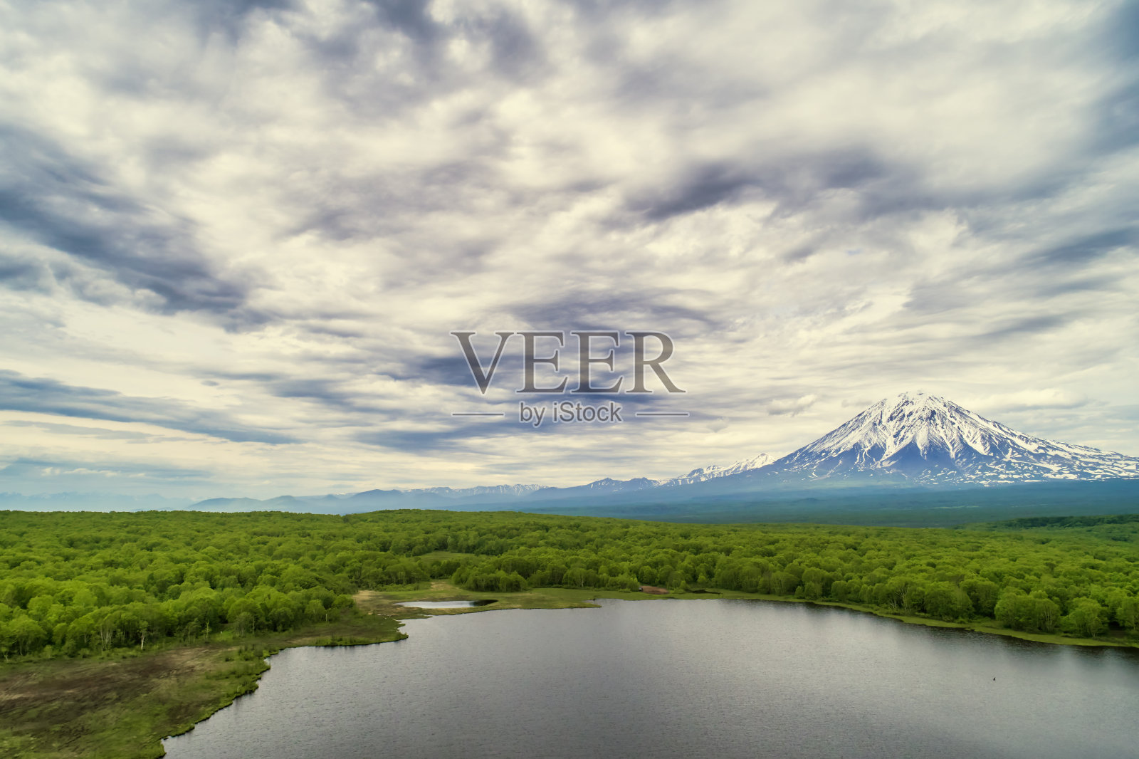 阿瓦钦斯基和Koryaksky火山的无人机在多云的一天附近的斯维特洛耶湖照片摄影图片
