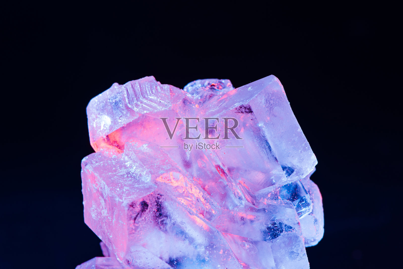 黑色背景上五彩缤纷的石英彩虹水晶石特写照片摄影图片