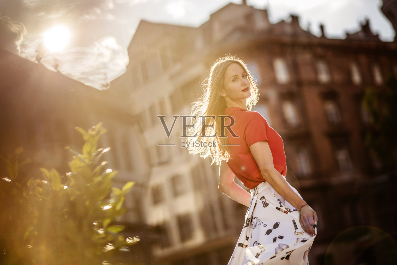 一个年轻女子走在城市里照片摄影图片