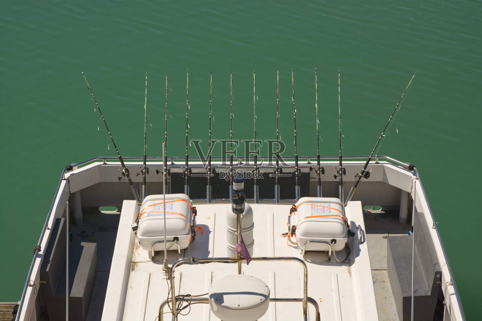 英国苏塞克斯郡布赖顿码头的钓竿照片摄影图片