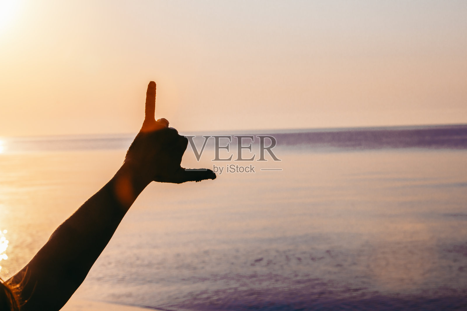 男人的手显示不同的符号。无忧无虑的照片摄影图片