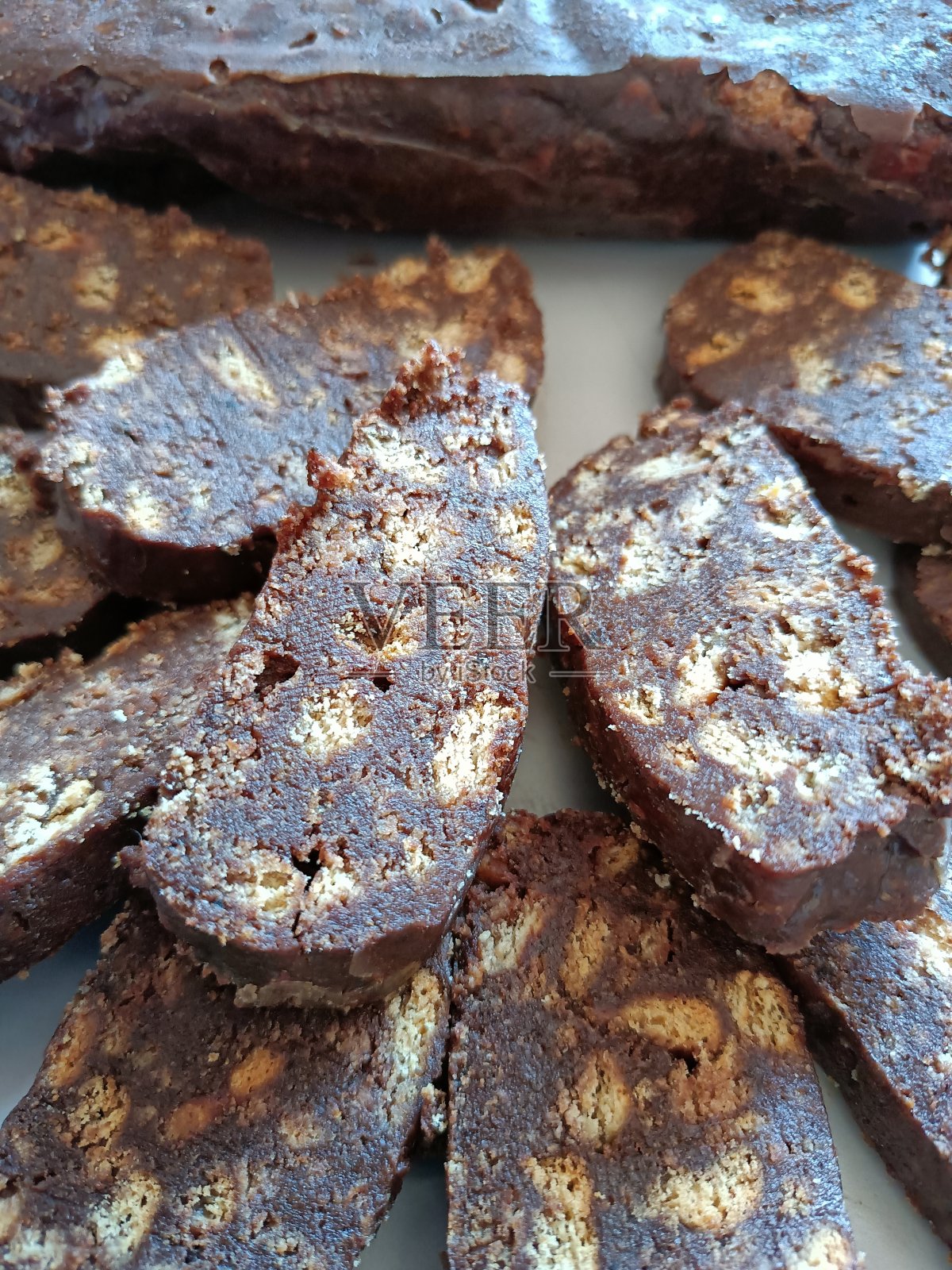 一种自制的巧克力香肠蛋糕，切成片，随时可以品尝照片摄影图片