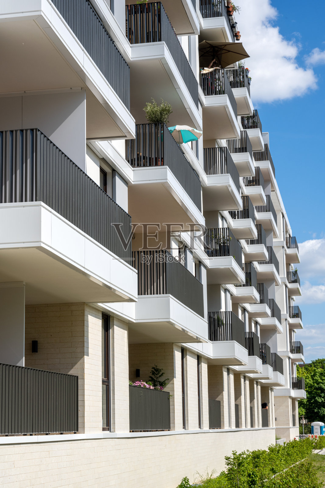 带有多个阳台的现代公寓楼照片摄影图片