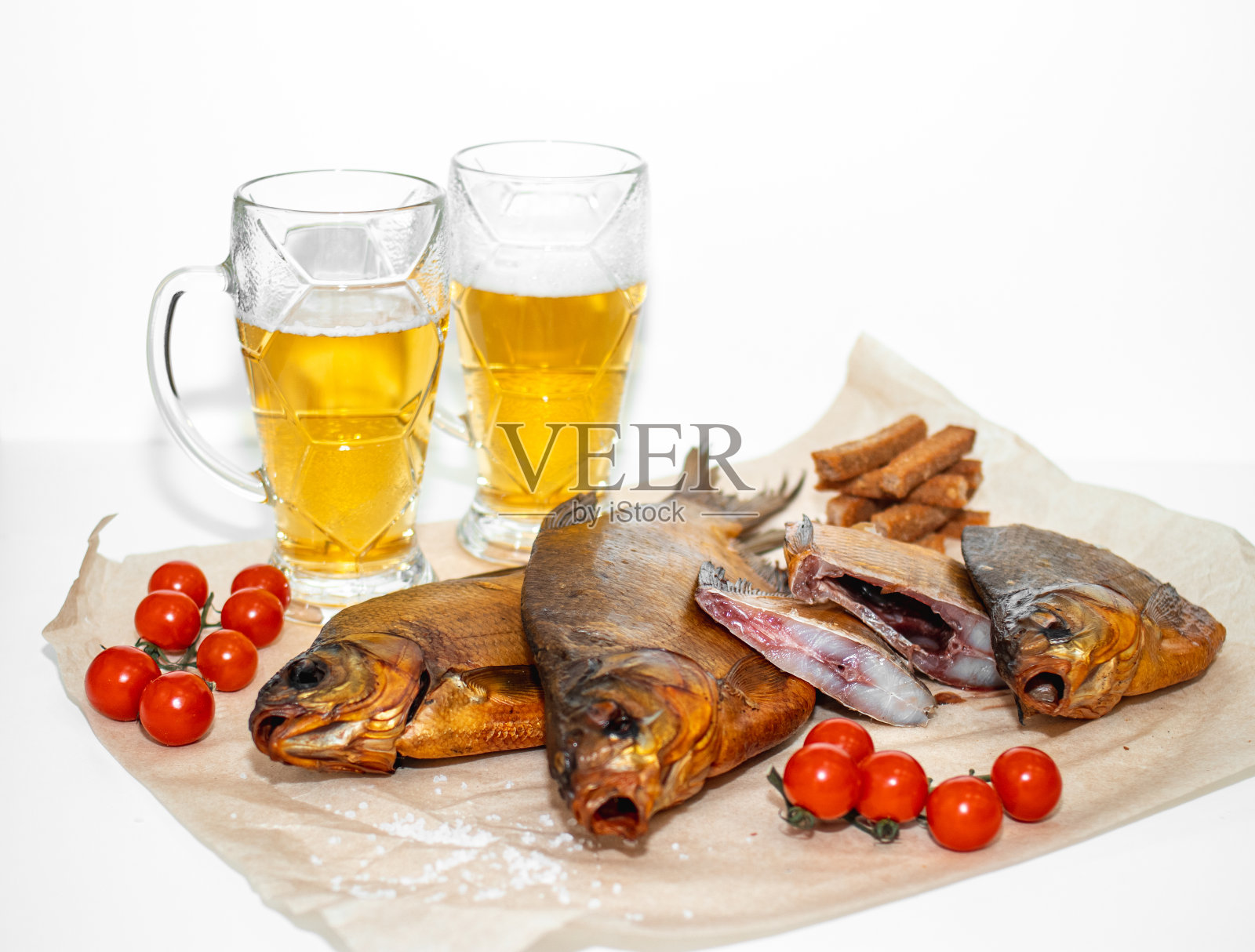 熏鱼在一个明亮的背景照片摄影图片