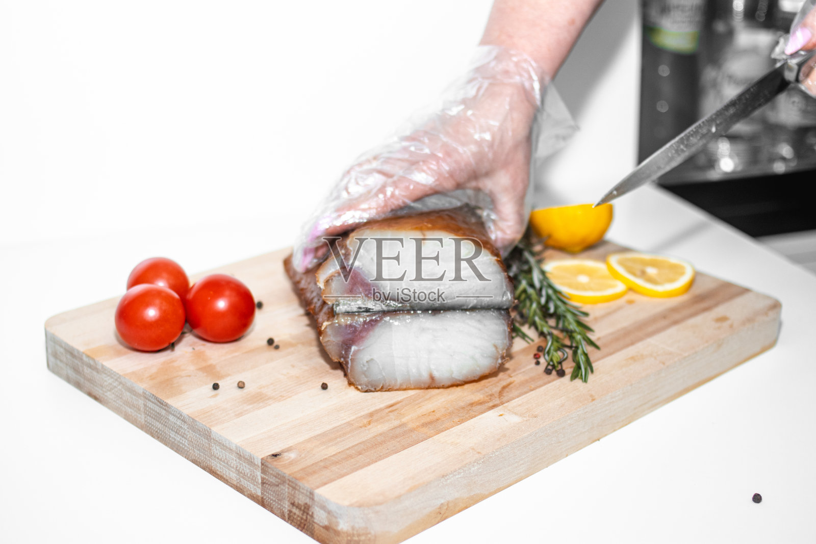 熏鱼在一个明亮的背景照片摄影图片