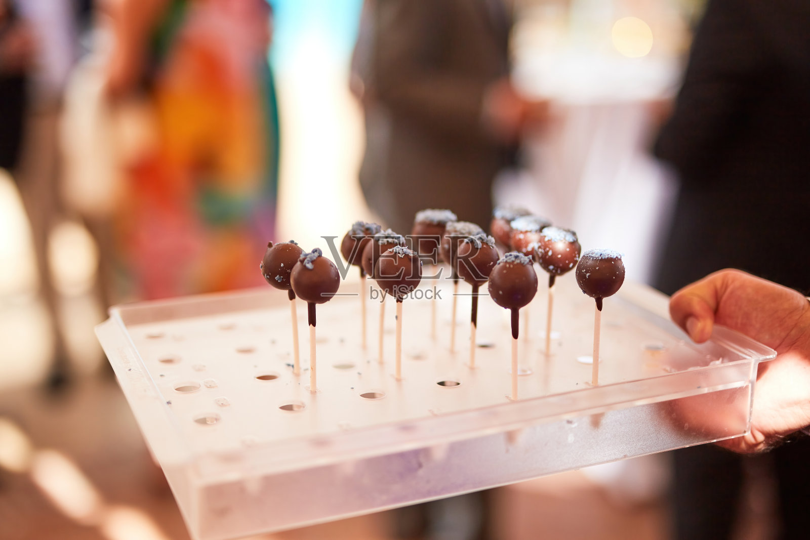 Chupa Chups，一名服务员在婚宴上分发巧克力棒棒糖照片摄影图片