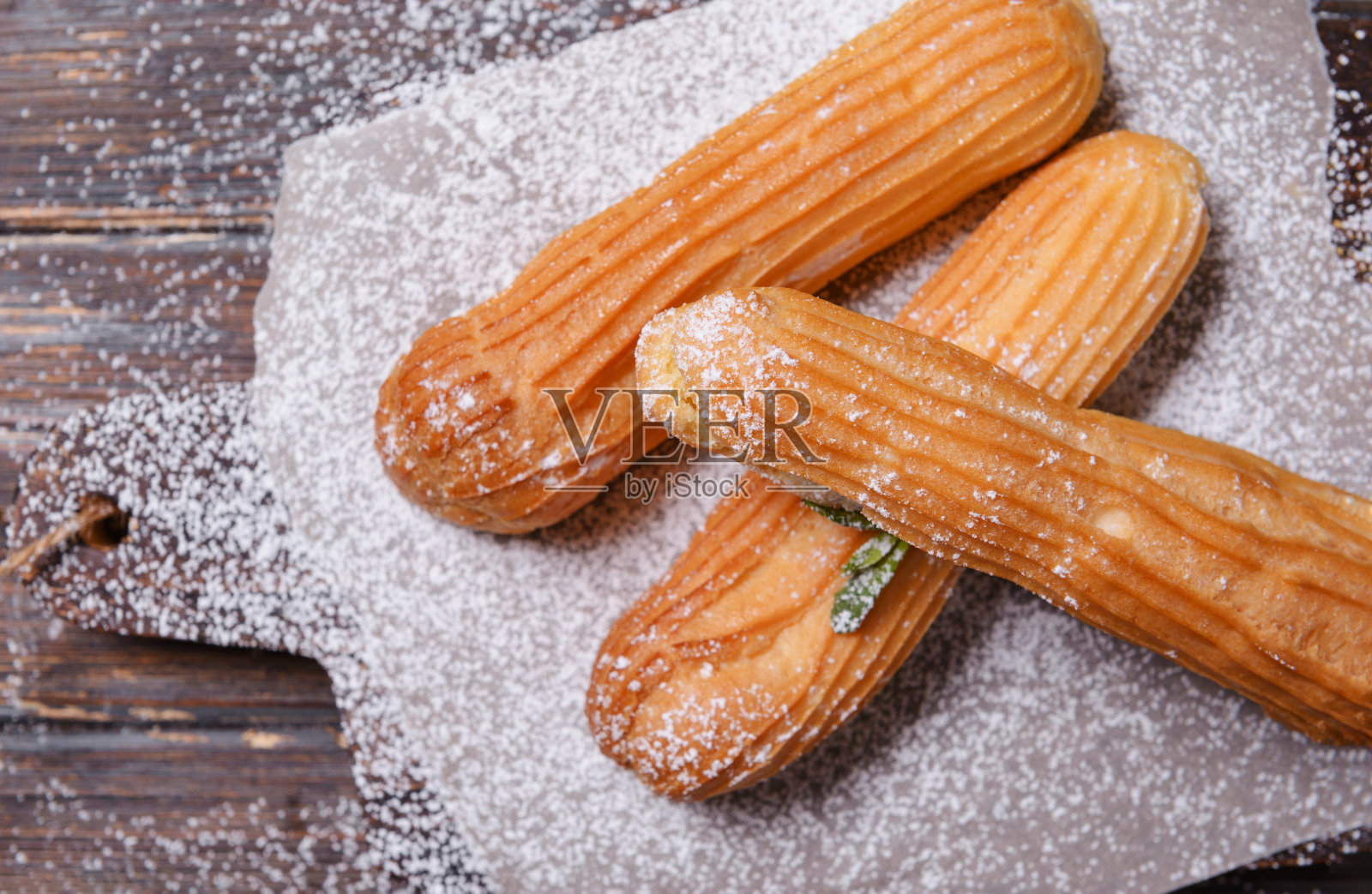 3个糖粉泡芙条在深色背景上，俯视图照片摄影图片