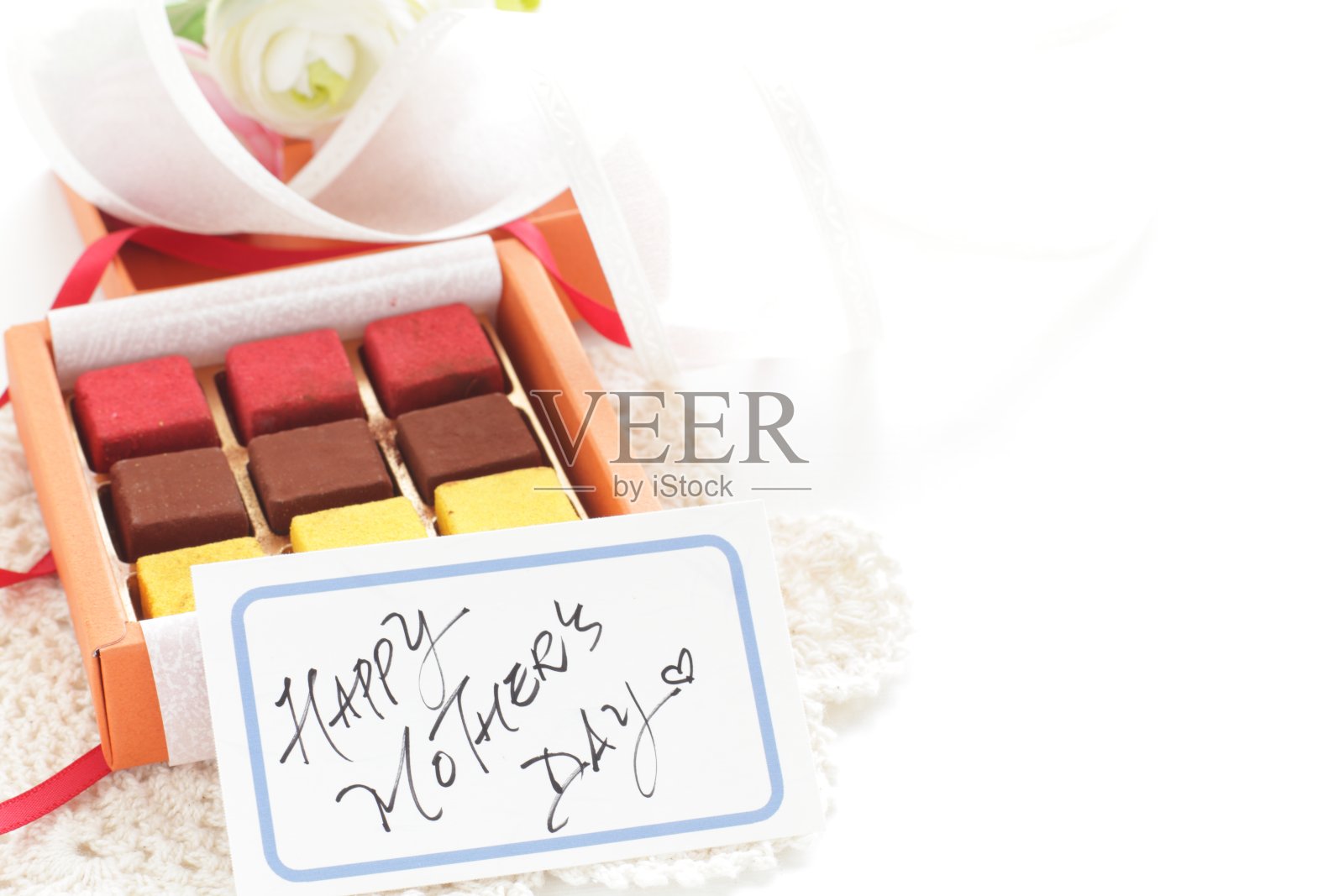 彩色生巧克力在礼盒照片摄影图片