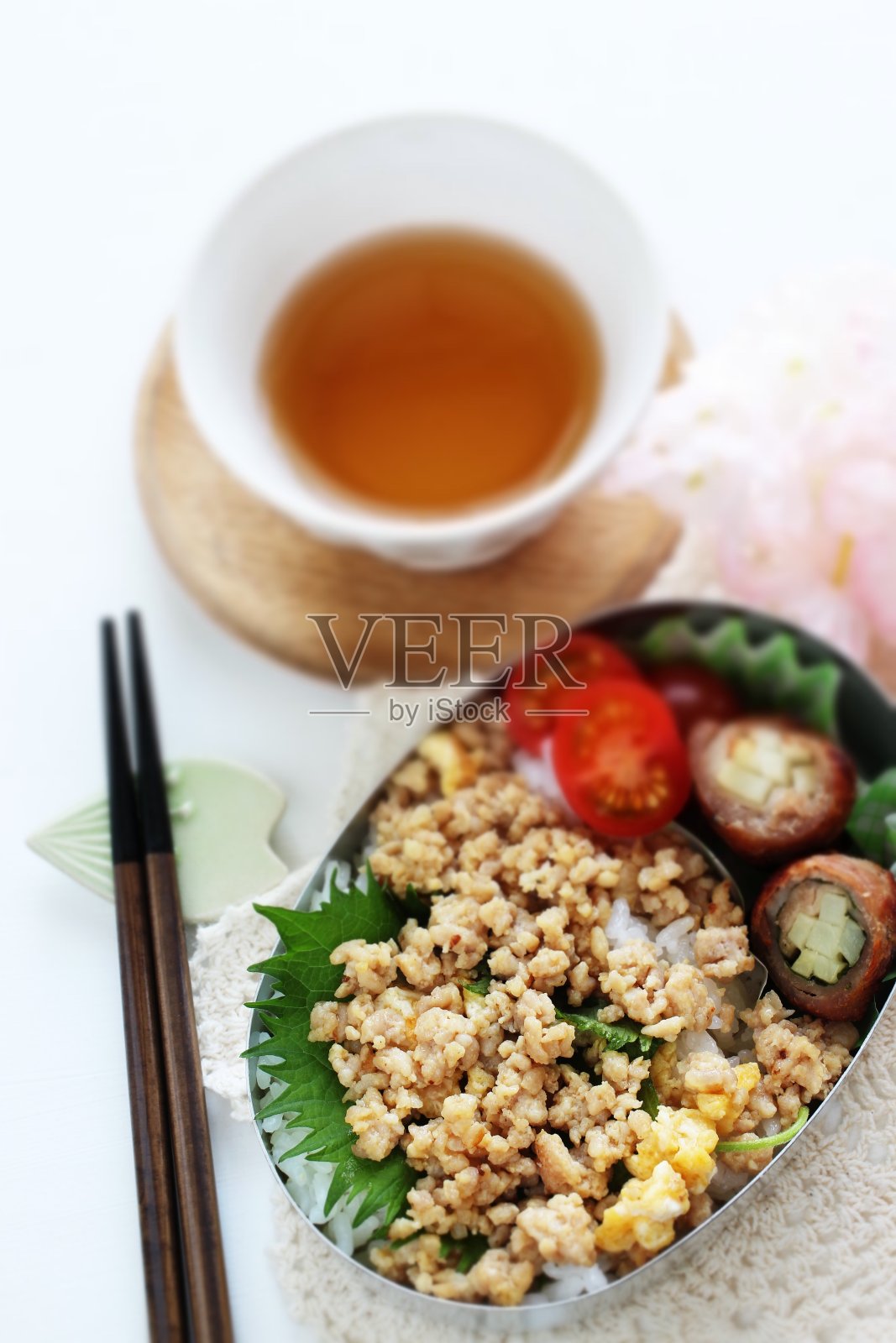 日本料理，鸡肉馅和猪肉卷包装箱照片摄影图片