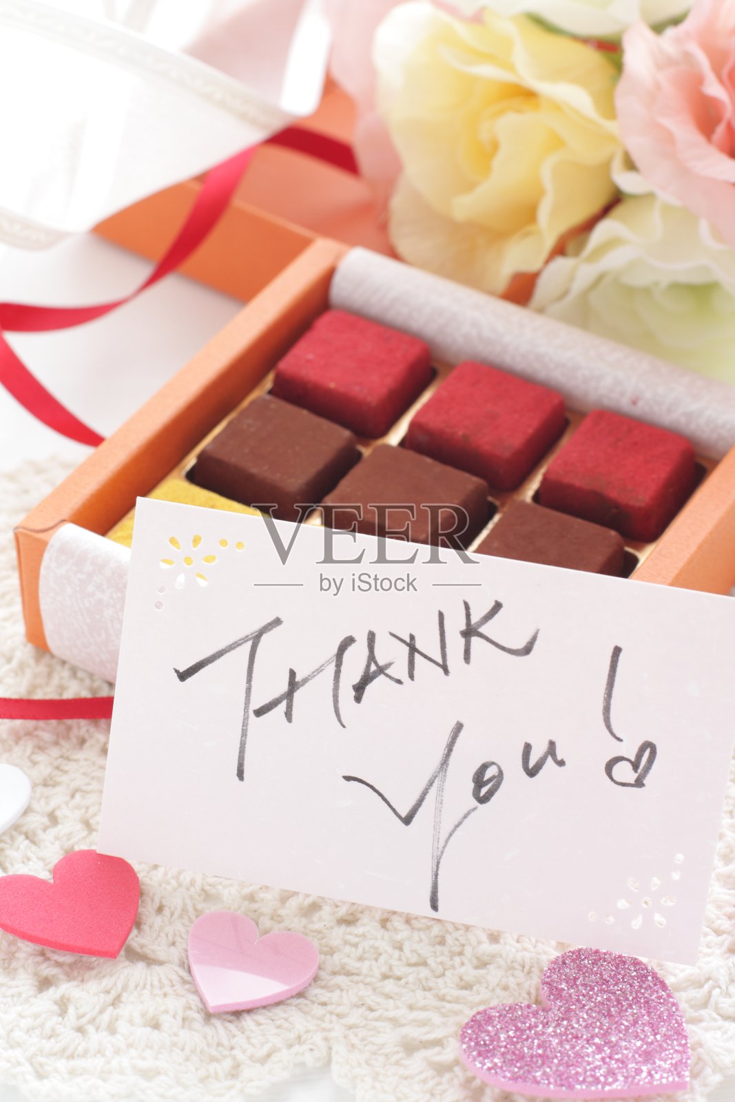 彩色生巧克力在礼盒照片摄影图片