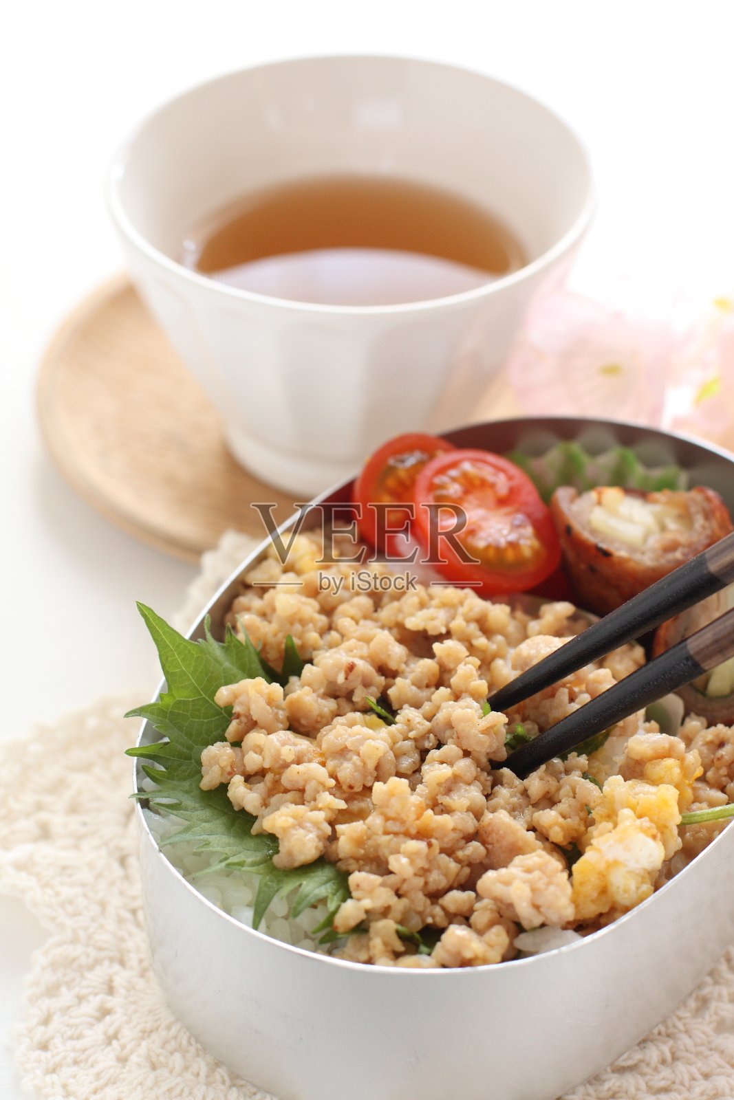 日本料理，鸡肉馅和猪肉卷包装箱照片摄影图片