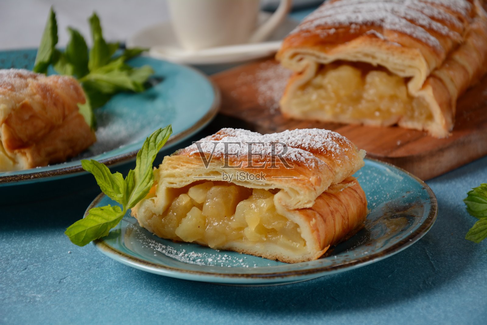 奥地利苹果馅卷，配薄荷和糖粉照片摄影图片