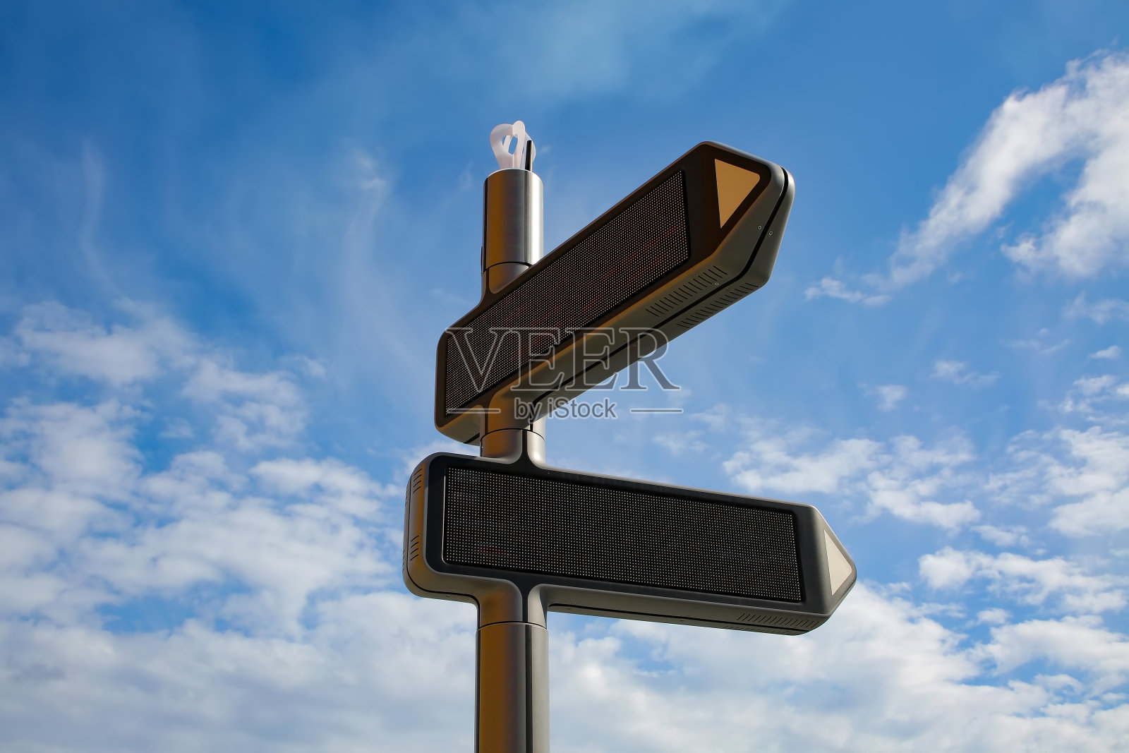 现代数字标牌。移动到指向方向并以文本和图像的形式显示信息，斯塔万格，挪威。照片摄影图片