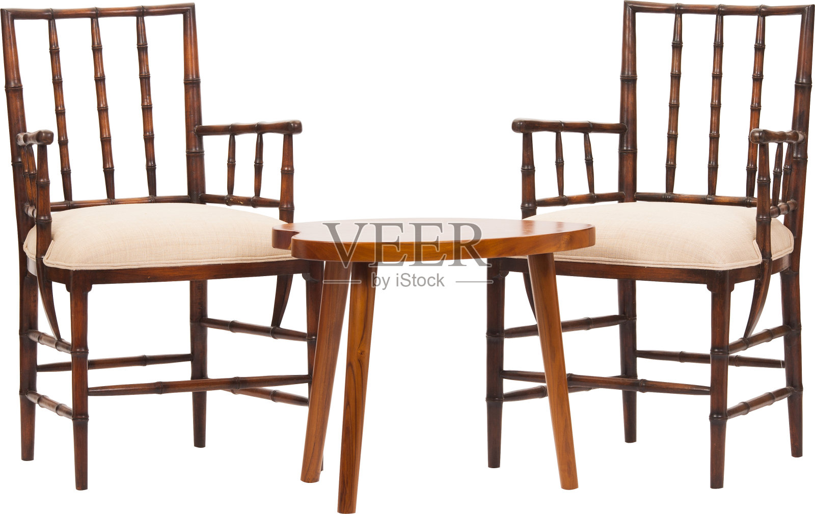 木制的桌子和椅子，在白色的背景上孤立，包括裁剪路径照片摄影图片