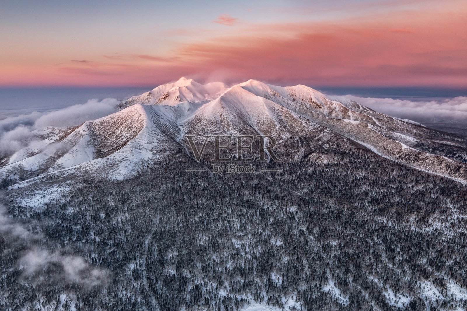日本北海道斜里岳的冬季日落美景照片摄影图片