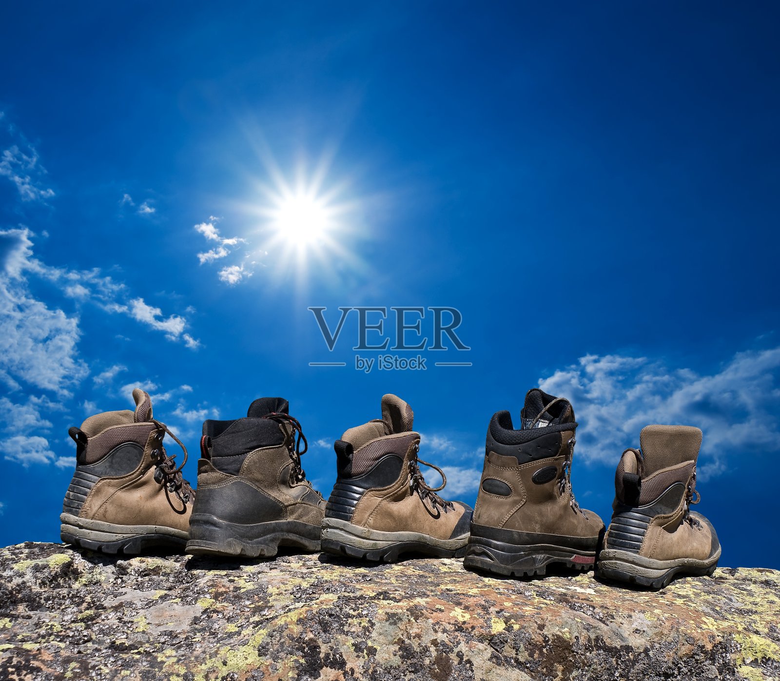 旅游靴在石头上照片摄影图片