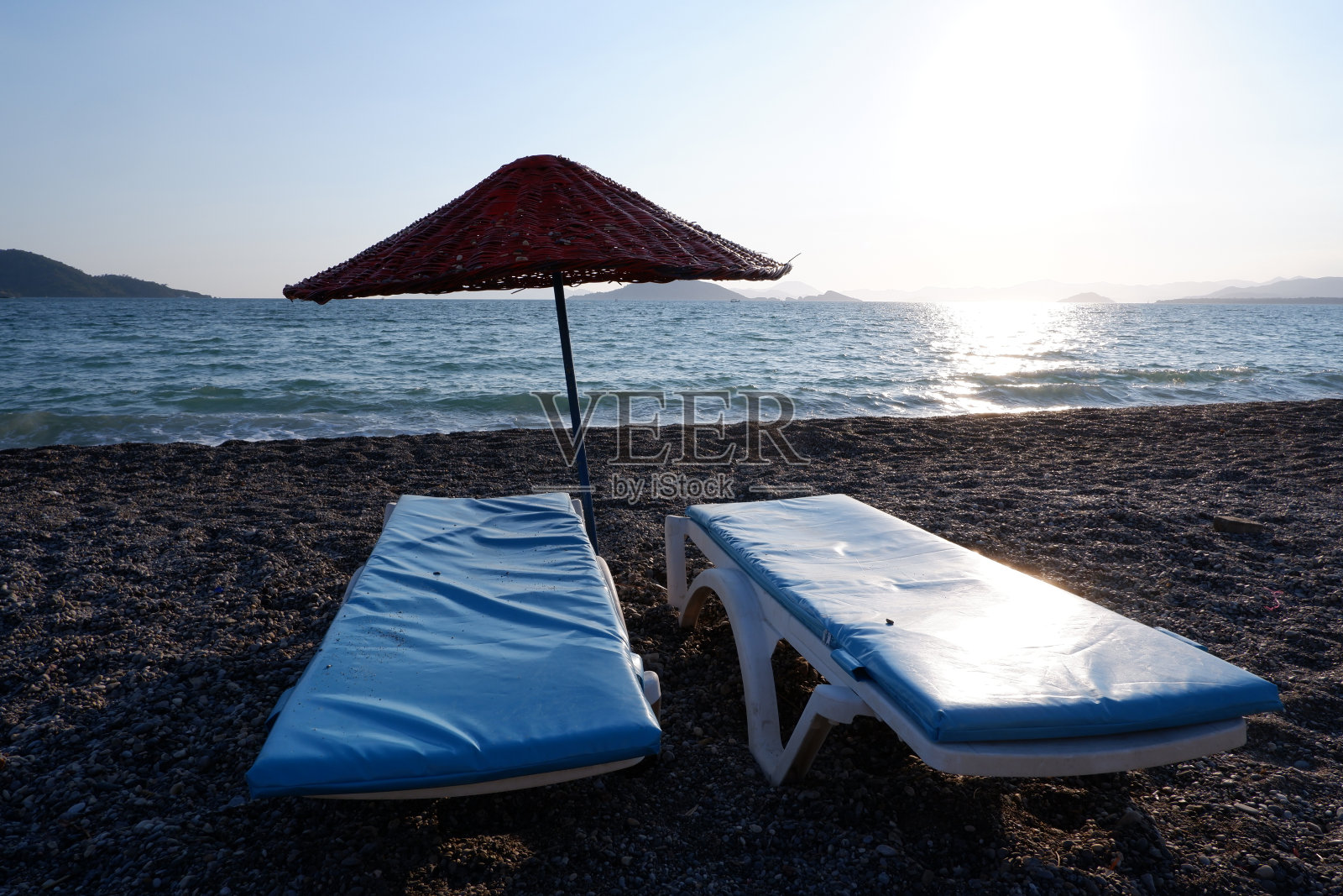 空的海滩座位与海滩伞的观点照片摄影图片