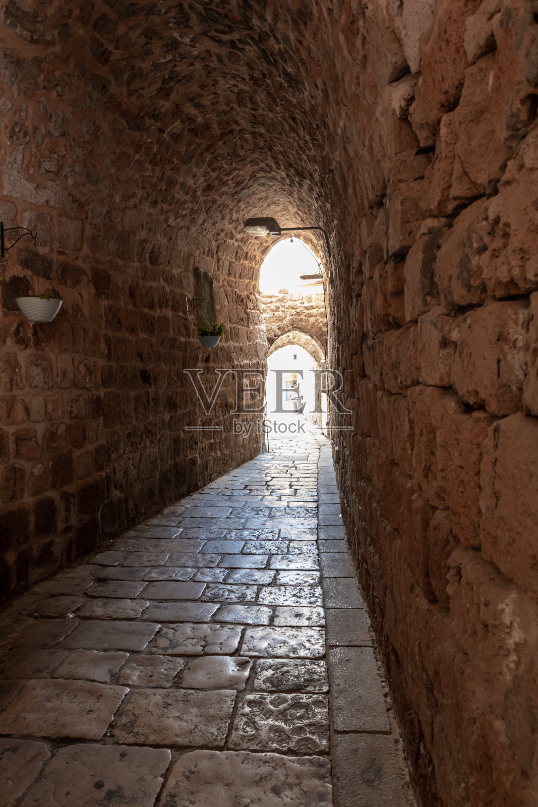 以色列北部阿卡老城建筑下的石砌隧道照片摄影图片