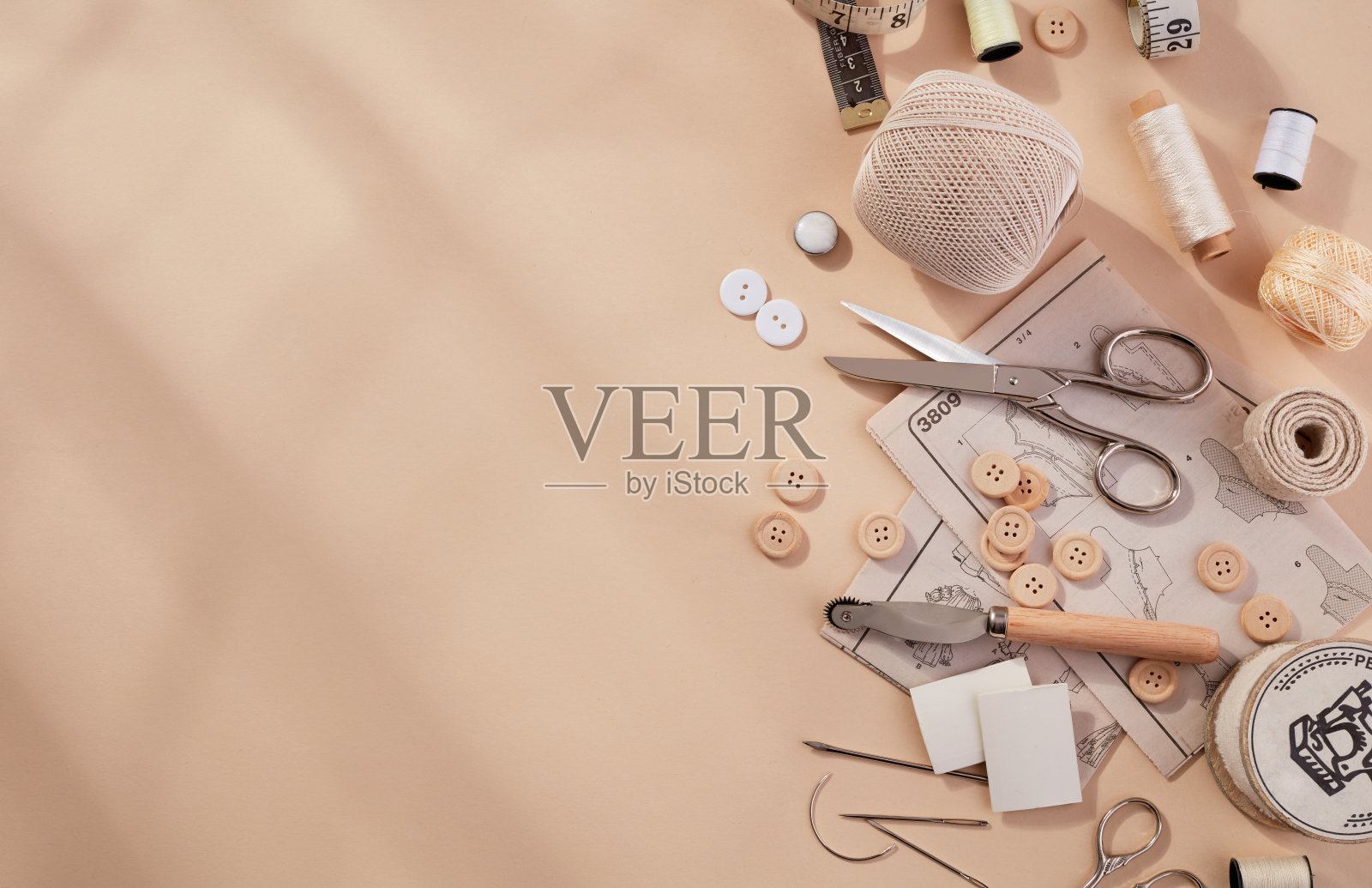 在桌面上裁剪产品，俯视图照片摄影图片