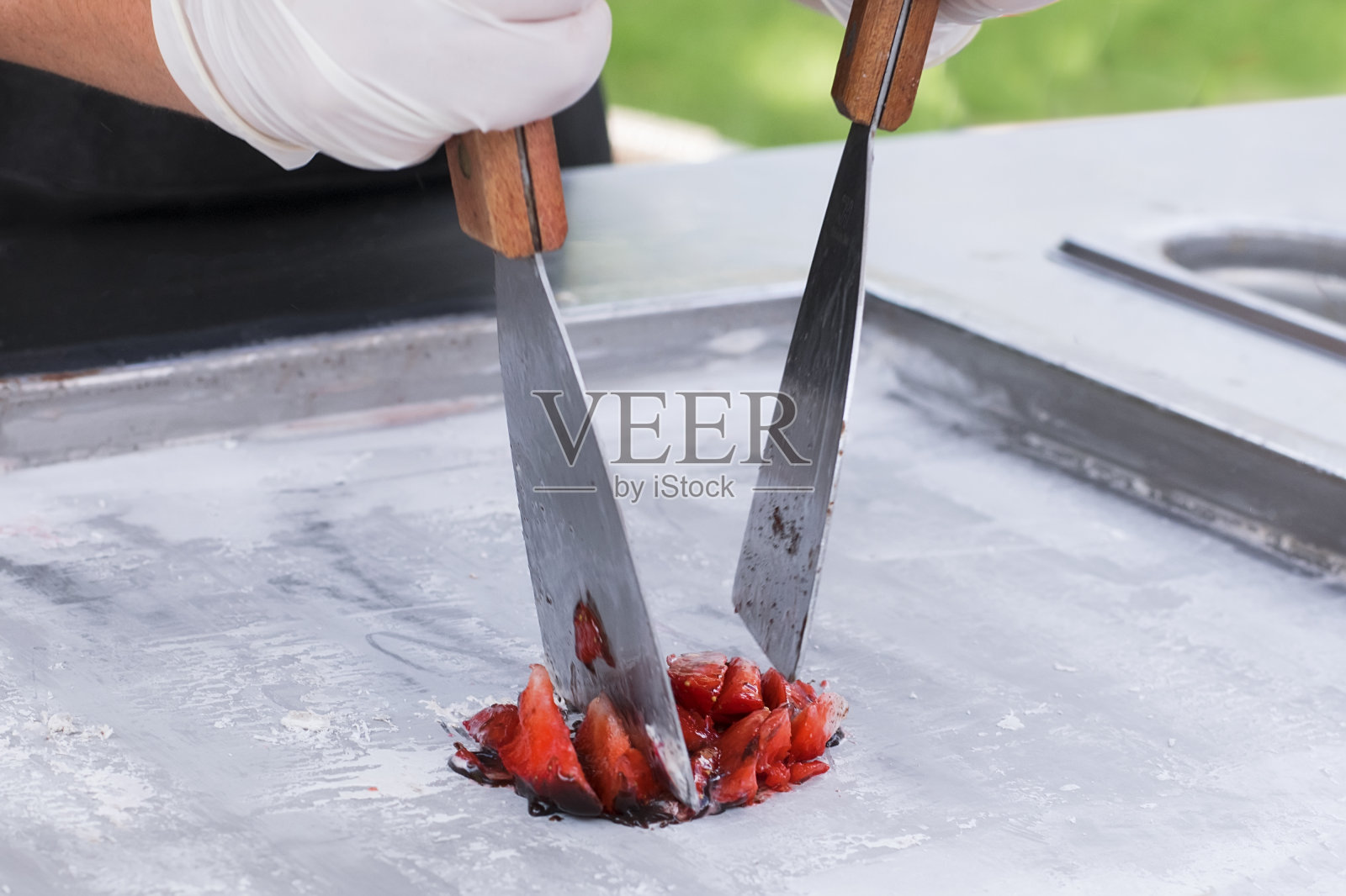 切草莓做泰式冰淇淋照片摄影图片