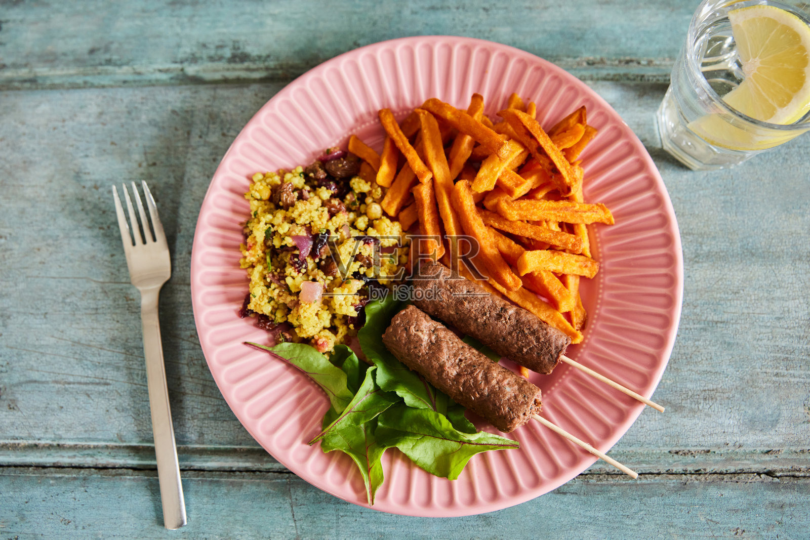 素食餐，以植物为基础的羊肉串，甘薯薯条，蒸粗麦粉和沙拉照片摄影图片