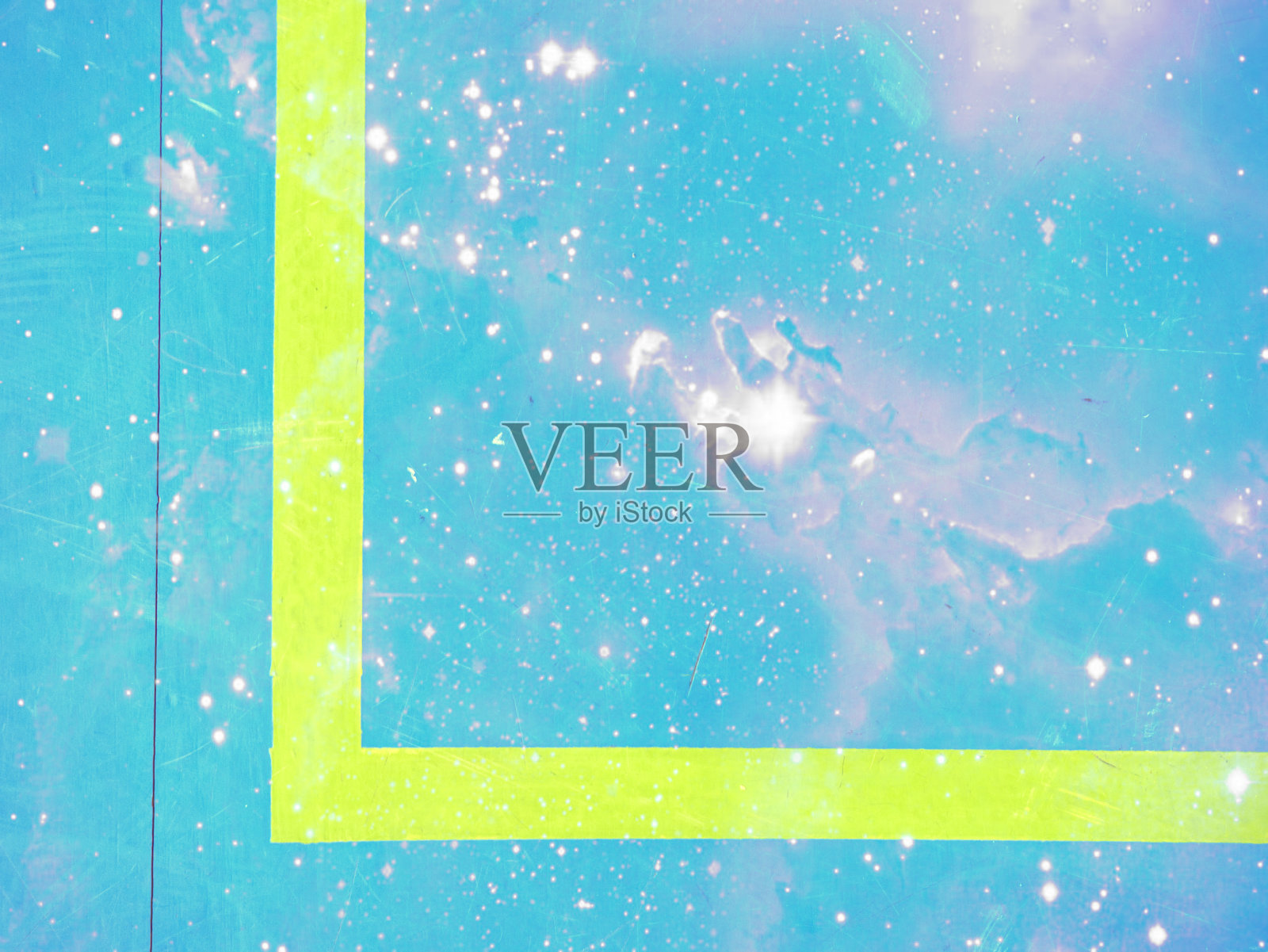 在角落里穿过操场的线，漆成绿色的十字。照片摄影图片