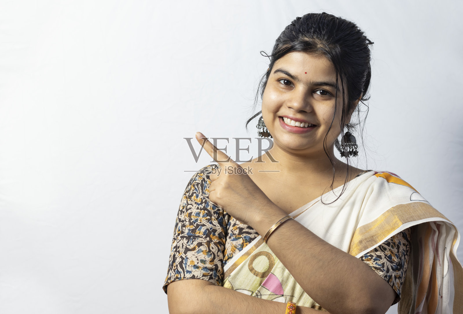 穿着纱丽的美丽印度女人照片摄影图片