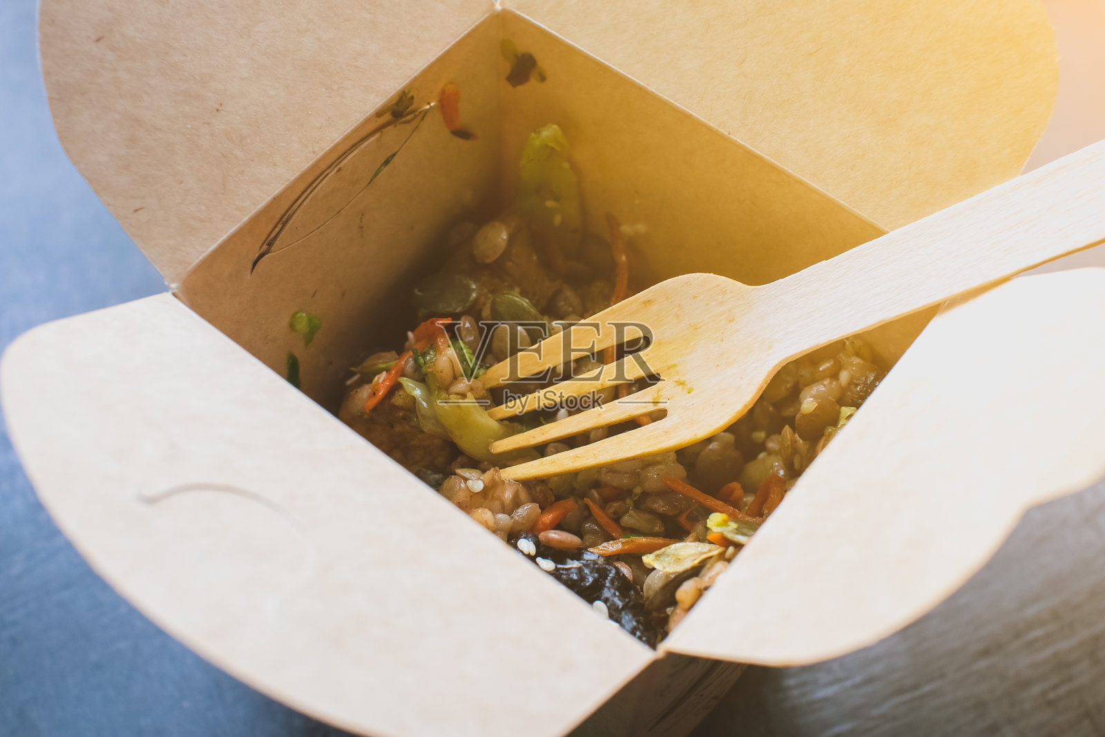 健康的街头食品。新鲜微绿和蔬菜。含维生素的天然生态食品。素食主义者的生活方式。牛皮纸环保回收箱。木叉。关闭了。照片摄影图片