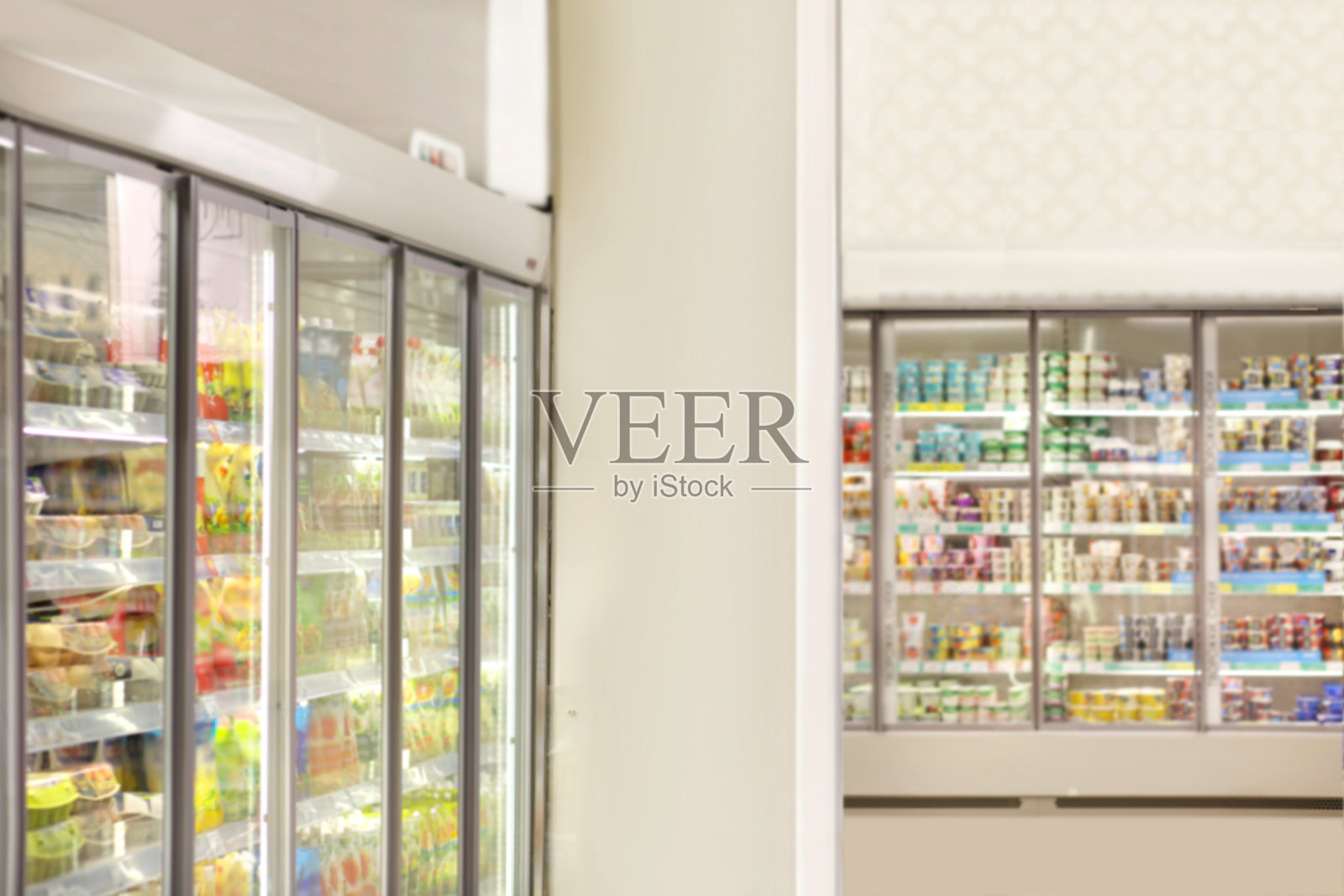 抽象模糊的超市通道。超市冰箱里的冷冻食品照片摄影图片